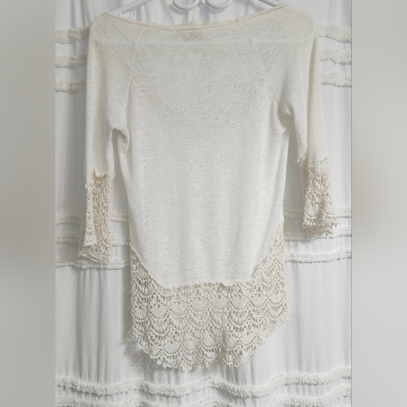 Gimmicks By Bke, Cream Crochet Trim Top. Size Small - Picture 2 of 8